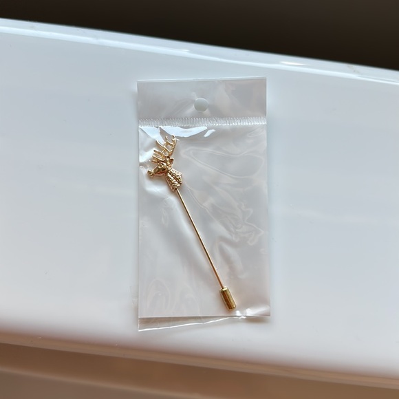 Gold deer lapel. Similar to “House of Baratheon” from Game of Thrones. - Picture 1 of 3